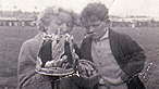 Dilys Cadwaladr (gyda ei mab, Sion) - y ferch gyntaf i ennill y goron - yn Eisteddfod y Rhyl yn 1953