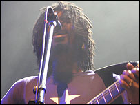 Seu George singing