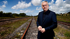 Huw Edwards wrth reilffordd Llanelli Huw Edwards wrth reilffordd Llanelli
