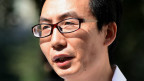 李方平律師在新疆烏魯木齊中級法院門外接受採訪（17/9/2014）