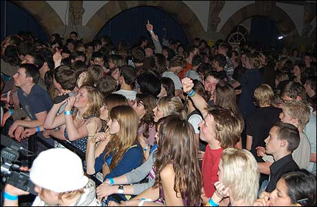 BurySound crowd