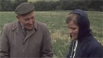 ER Davies a Mareged mewn cae