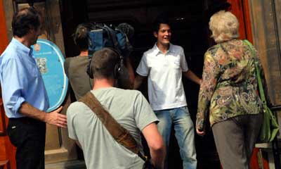 Glyn greets Di