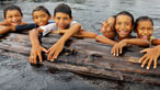 Plant yn y Rio Negro © Timothy Allen
