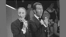 Ryan a Ronnie yn perfformio yn y Saithdegau
